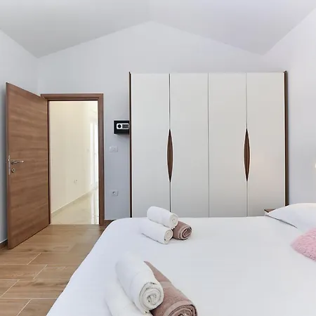 Holiday home 2105 Divsici