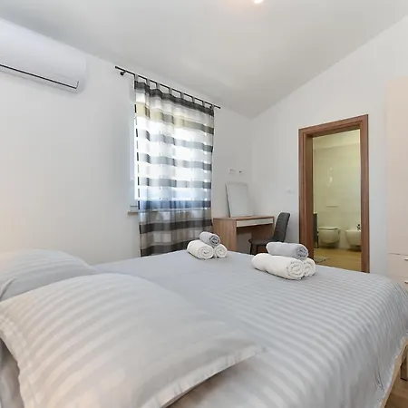 2105 Holiday home Divsici